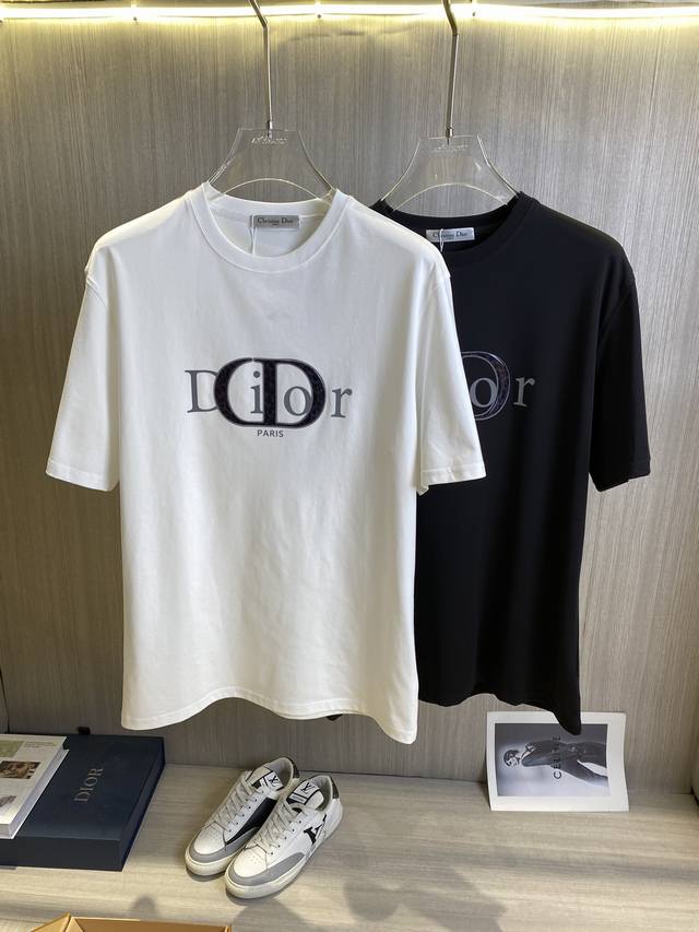 Dior迪奥 2025Ss春夏最新款短袖T恤出货啦！！ 2025新款T恤 高版本专用面料 高克重纯棉丝光面料 上身舒适不失挺阔 针脚刺绣工艺、数字印花、植绒工艺