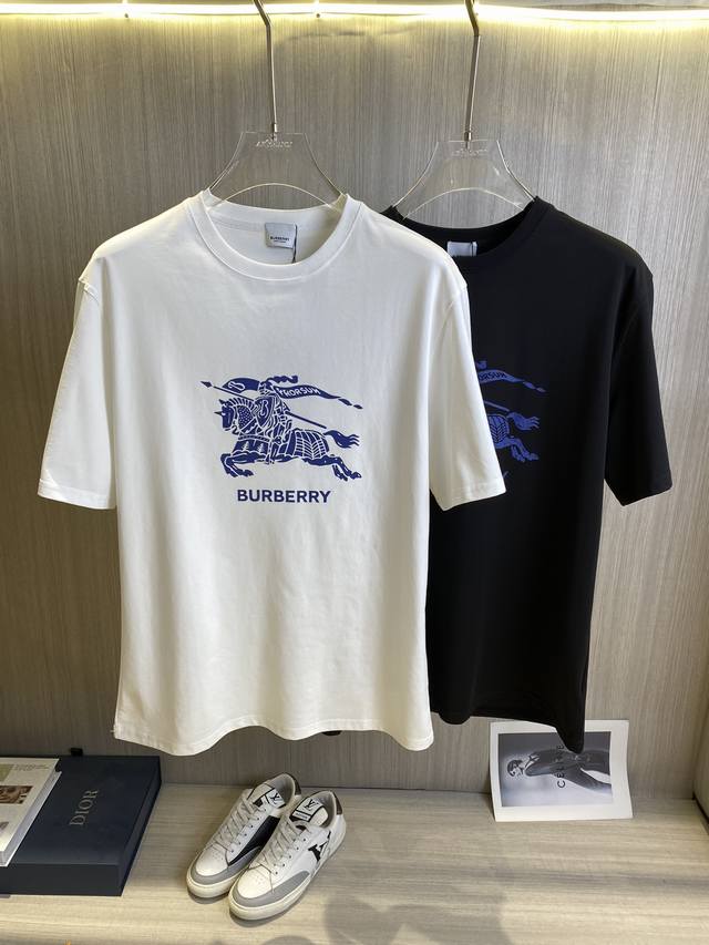 Burberry巴宝莉 2025Ss春夏最新款短袖T恤出货啦！！ 2025新款T恤 高版本专用面料 高克重纯棉丝光面料 上身舒适不失挺阔 针脚刺绣工艺、数字印花