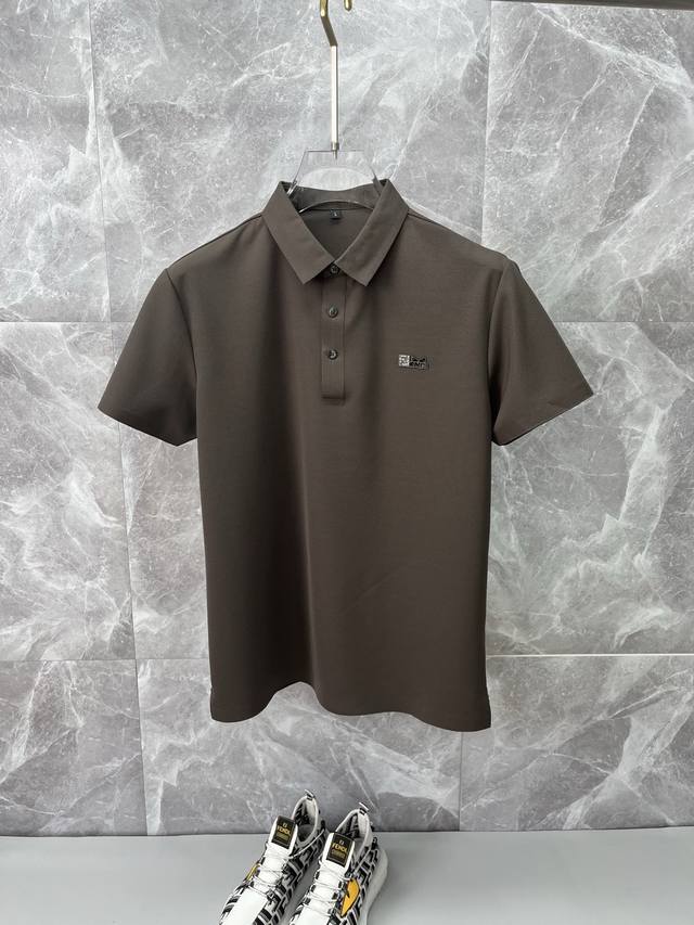 Fendi芬迪 2025春夏新款男士翻领短袖商务休闲Polo衫，无痕系列，定制面料， 上身舒适透气亲肤感极佳，满足春夏场景穿着需求。简约休闲款式打造成熟与稳重的