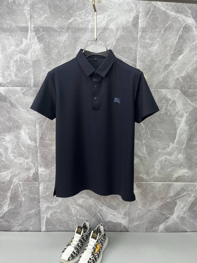 Burberry巴宝莉 2025春夏新款男士翻领短袖商务休闲Polo衫，无痕系列，定制面料， 上身舒适透气亲肤感极佳，满足春夏场景穿着需求。简约休闲款式打造成熟