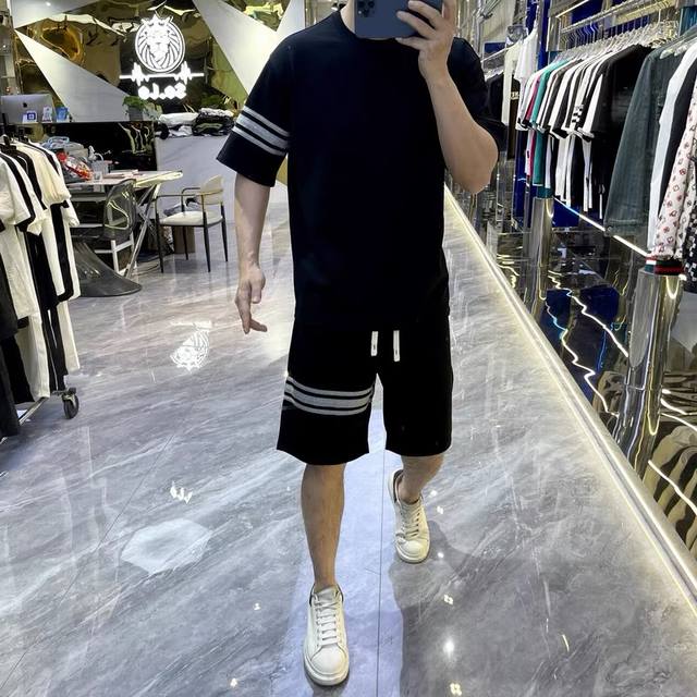 Tb 爆款A 高端 ！贵族套装 原单品质独家首选高品质各大品牌套装，全是欧美顶级爆款花色及面料手工，世界顶尖设计师作品，具备国际时尚大牌元素，体现高雅、个性、时