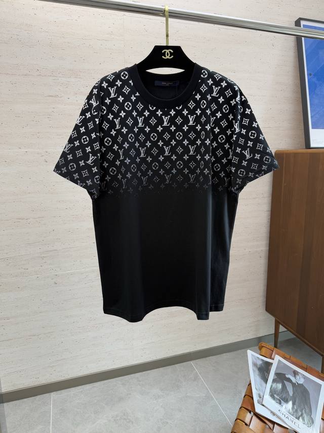 市场版本众多，认准细节，防盗扣拆毁不退换 Louisvuitton 路易威登，2025夏 1V25夏季新款~情侣款杏色渐变短袖 经典与时尚的完美融合。柔和杏色基