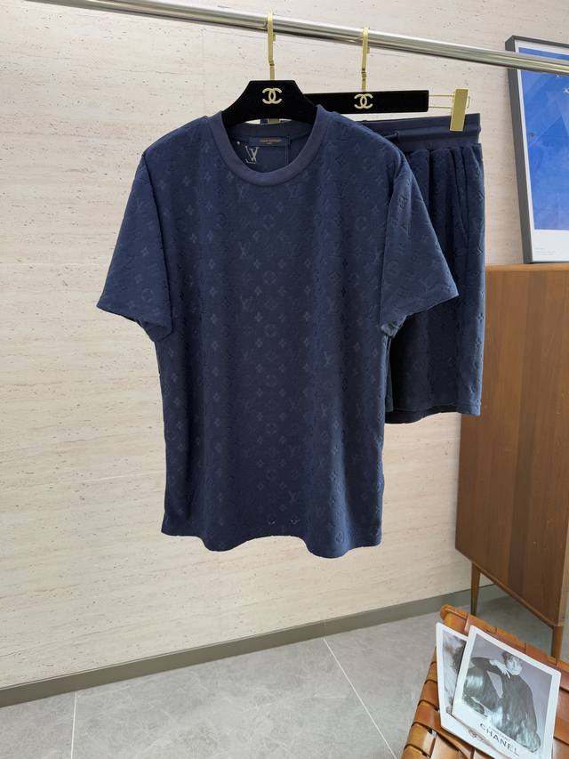 衣服 短裤 市场版本众多，认准细节，防盗扣拆毁不退换 1V路易V棋盘格毛圈布圆领短袖 2025新款 尺码：S-Xl 25新品植绒棋盘格情侣装短袖套装 平铺测量误