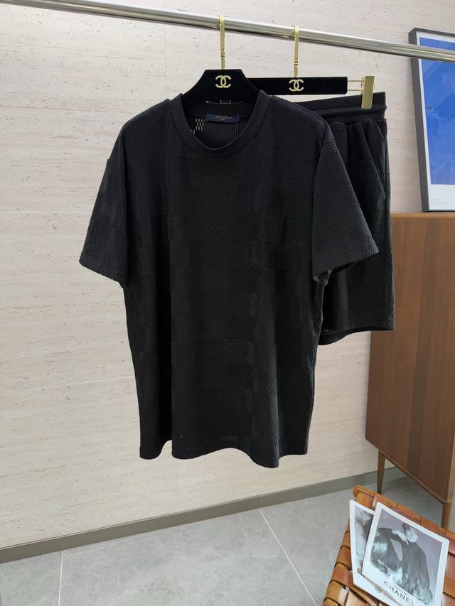 衣服 短裤 。 市场版本众多，认准细节，防盗扣拆毁不退换 1V路易V男装棋盘格毛圈布套装 尺码：S-Xl 25新品植绒棋盘格情侣装短袖T恤 平铺测量误差1-3C