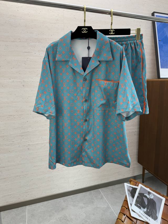 衣服 裤子 市场版本众多，认准细节，防盗扣拆毁不退换 Louis Vuitton路易威登丝绸印花翻领短袖套装 采用定制100%桑蚕丝面料制作，手感丝滑柔软，亲肤