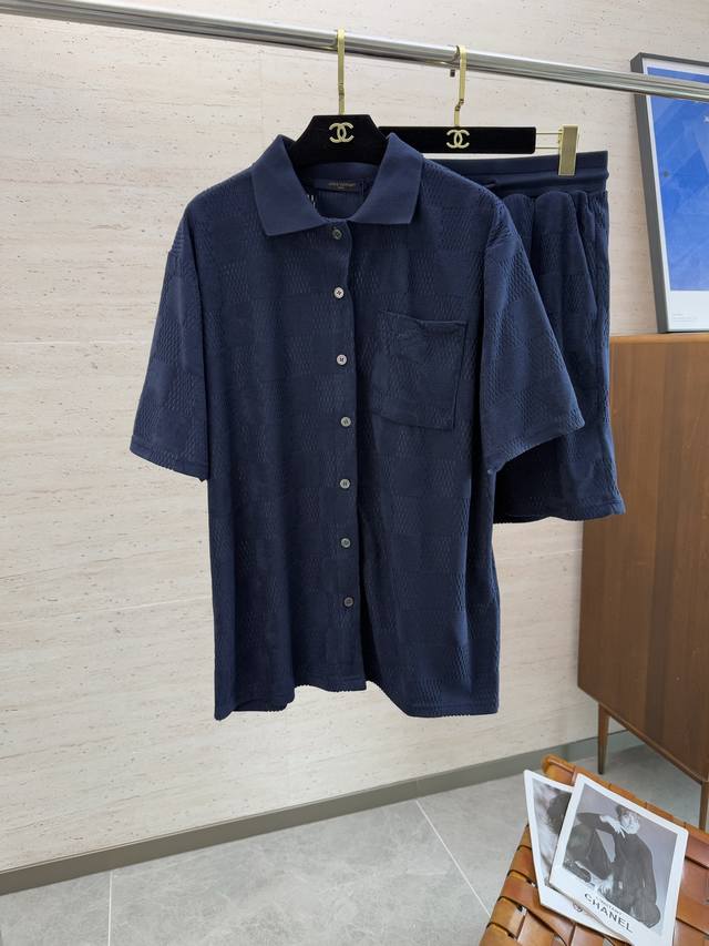 衣服 短裤 市场版本众多，认准细节，防盗扣拆毁不退换 Lv Damier 刺绣毛圈布衬衫套装 定制定染云绒毛巾卫衣纱，全幅描绘 Damier 提花图案，将Mar