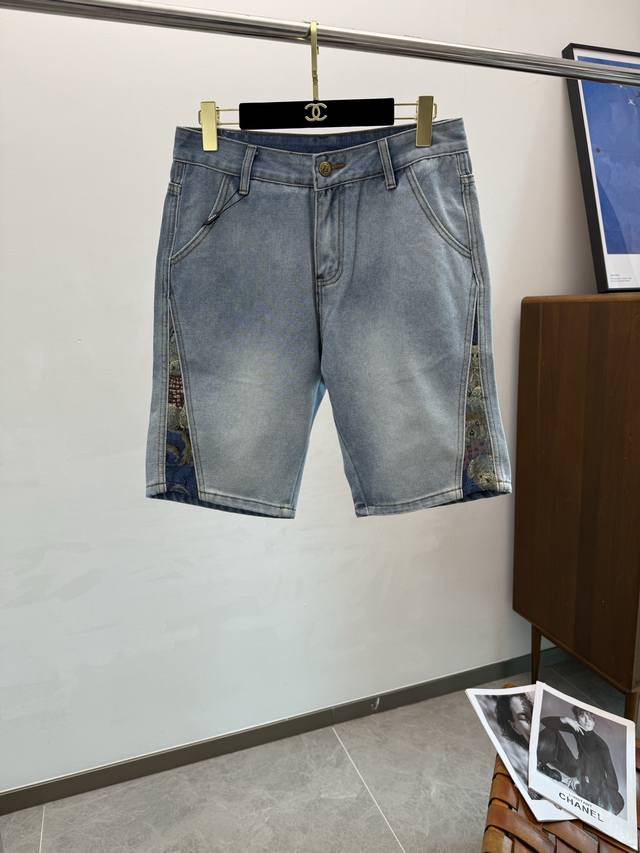 Fend2025Ss夏季新款男士休闲牛仔短裤，专柜定制面料 透气舒适度高，细节无可挑剔，品牌元素设计理念，体现高品质。手感细腻柔软！呈现休闲裁剪，上身版型超赞！