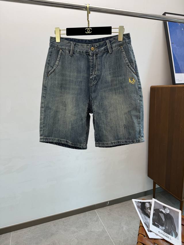 Cd2025Ss夏季新款男士休闲牛仔短裤，专柜定制面料 透气舒适度高，细节无可挑剔，品牌元素设计理念，体现高品质。手感细腻柔软！呈现休闲裁剪，上身版型超赞！尺码