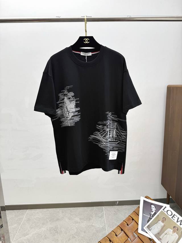Tb2025 春夏新款短袖 整体上色泽较鲜明和光亮，手感顺滑揉软，悬垂感特强，质地自然柔软、贴身超级舒服，悬垂感特强！ T恤日常穿搭很自在很实用，超级的有韧性比