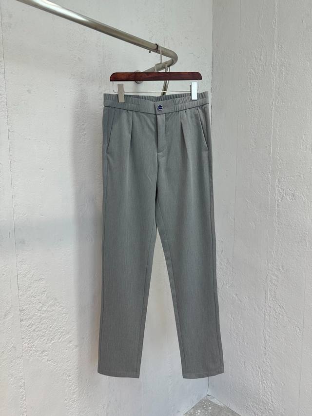 新品 贸易公司渠道货，意大利原厂出品，2025春夏新品，经典奢华之作！！品相完美如斯！！Kiton奇顿男士高端商务休闲薄款冰丝抽绳系带休闲裤。被誉为时装手工界的