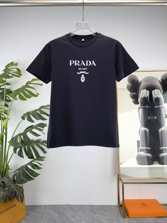 Prada 普拉达 2025Ss春夏最新款圆领时尚短袖T恤，官网同步，专柜纯棉面料！贴肤舒适，耐看又好穿，经典简约Logo设计，原厂工艺一丝不苟，型男必备单品