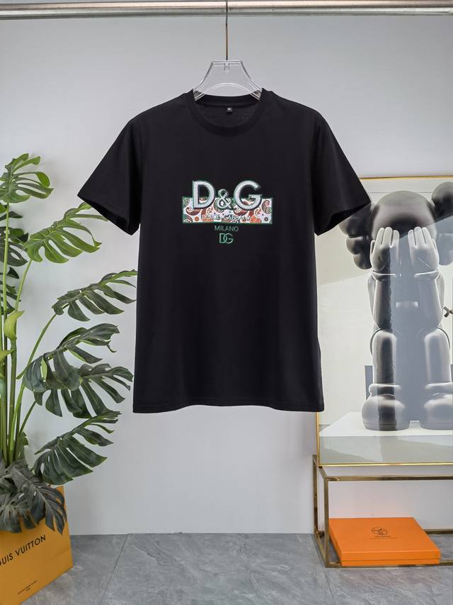 Dg 2025Ss春夏最新款圆领时尚短袖T恤，官网同步，专柜纯棉面料！贴肤舒适，耐看又好穿，经典简约Logo设计，原厂工艺一丝不苟，型男必备单品 码数M-4Xl