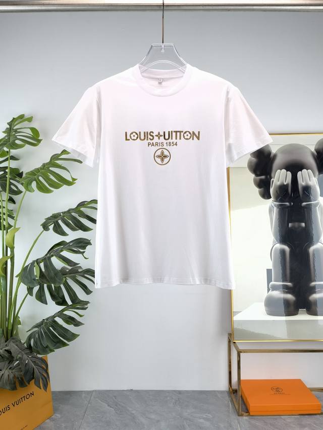 Lv 2025Ss春夏最新款圆领时尚短袖T恤，官网同步，专柜纯棉面料！贴肤舒适，耐看又好穿，经典简约Logo设计，原厂工艺一丝不苟，型男必备单品 码数M-4Xl