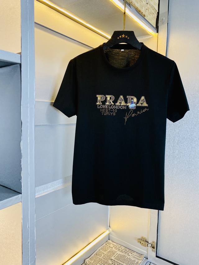 穿130斤 胖子福音 情侣款 码数：M-6Xl 普拉达Prada 原单品质 2025最新款 男装短袖T恤 衣服 精选专柜订制顶级丝光棉进口面料 所有细节做工完美