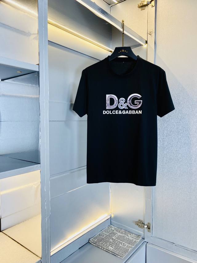 穿130斤 胖子福音 情侣款 码数：M-6Xl 杜嘉班纳D&G 原单品质 2025最新款 男装短袖T恤 衣服 精选专柜订制顶级丝光棉进口面料 所有细节做工完美1