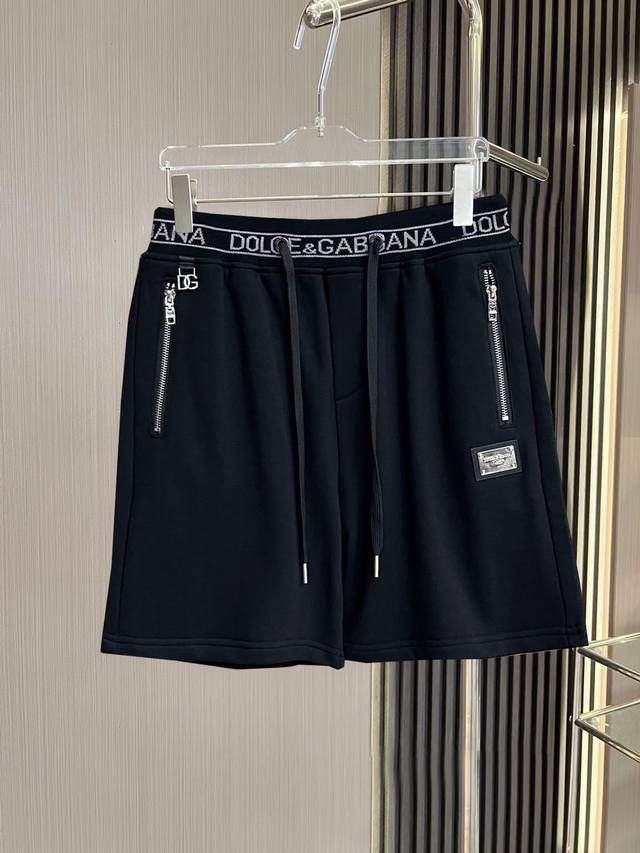 Dg 2025Ss春夏新款原单专柜休闲短裤，奢华经典品牌原版Logo配饰 专柜热销款 身穿着非常舒适 低调不失奢华 穿出去非常有档次 裤型款式和裁剪亦无需多言