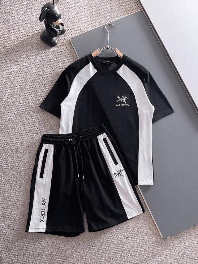 品牌 Arcteryx 始祖鸟 2025圆领短袖短裤套装 纯棉面料上身不会闷热，爽滑舒适的亲肤效果更加透气，面料自带肌理感 经典徽标工艺 独有的角度全新演绎 时