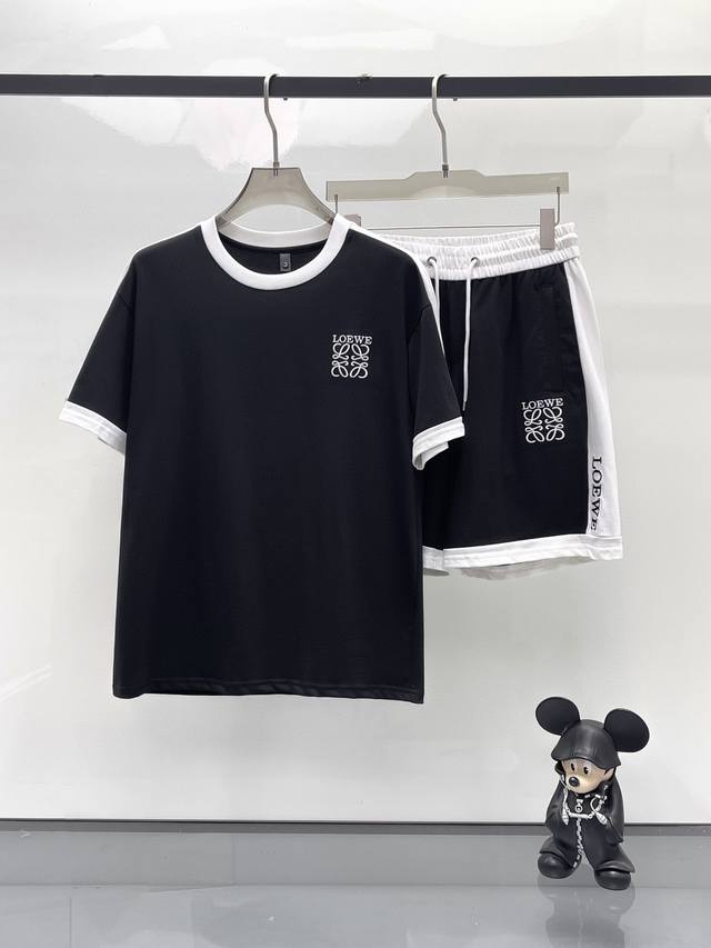 品牌 Loewe罗意威 2025圆领短袖短裤套装 纯棉面料上身不会闷热，爽滑舒适的亲肤效果更加透气，面料自带肌理感 经典徽标工艺 独有的角度全新演绎 时尚百搭首