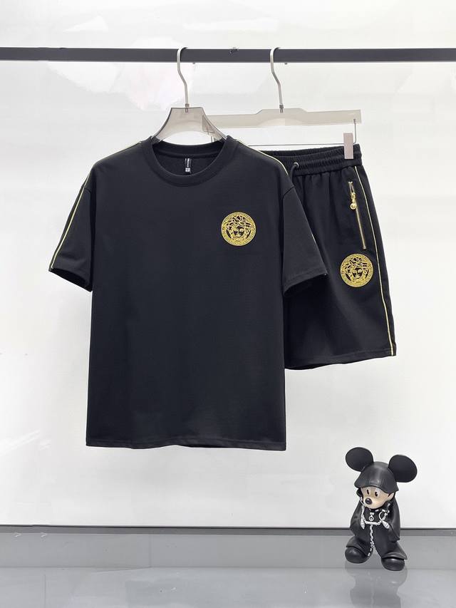品牌 Versace 范思哲 2025圆领短袖短裤套装 纯棉面料上身不会闷热，爽滑舒适的亲肤效果更加透气，面料自带肌理感 经典徽标工艺 独有的角度全新演绎 时尚