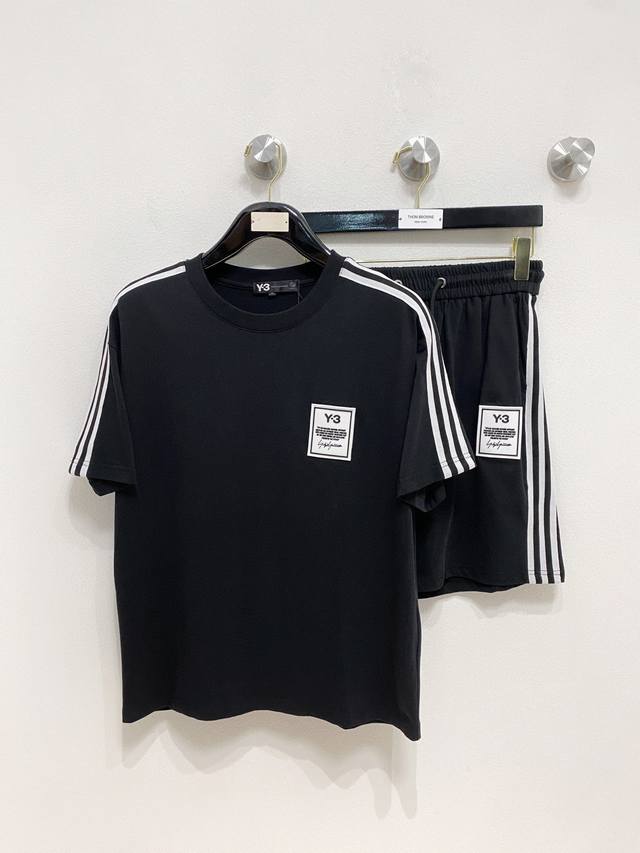 品牌 Y-3 2025圆领短袖短裤套装 纯棉面料上身不会闷热，爽滑舒适的亲肤效果更加透气，面料自带肌理感 经典徽标工艺 独有的角度全新演绎 时尚百搭首选！码数: