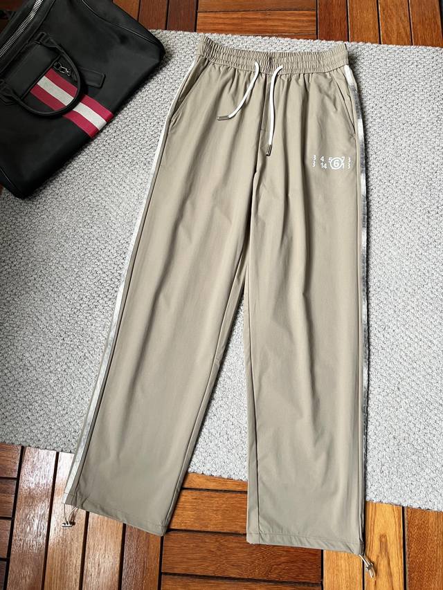 Mc Ss25春夏新款休闲裤，官网同步发售卫裤，裤身工艺设计，进口客供辅料、面料定制，代工厂P出品免检！每个细节做到极致，原版五金配件，潮范十足、上身有型帅气，