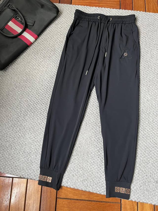 Lv Ss25春夏新款休闲裤，官网同步发售卫裤，裤身工艺设计，进口客供辅料、面料定制，代工厂P出品免检！每个细节做到极致，原版五金配件，潮范十足、上身有型帅气，