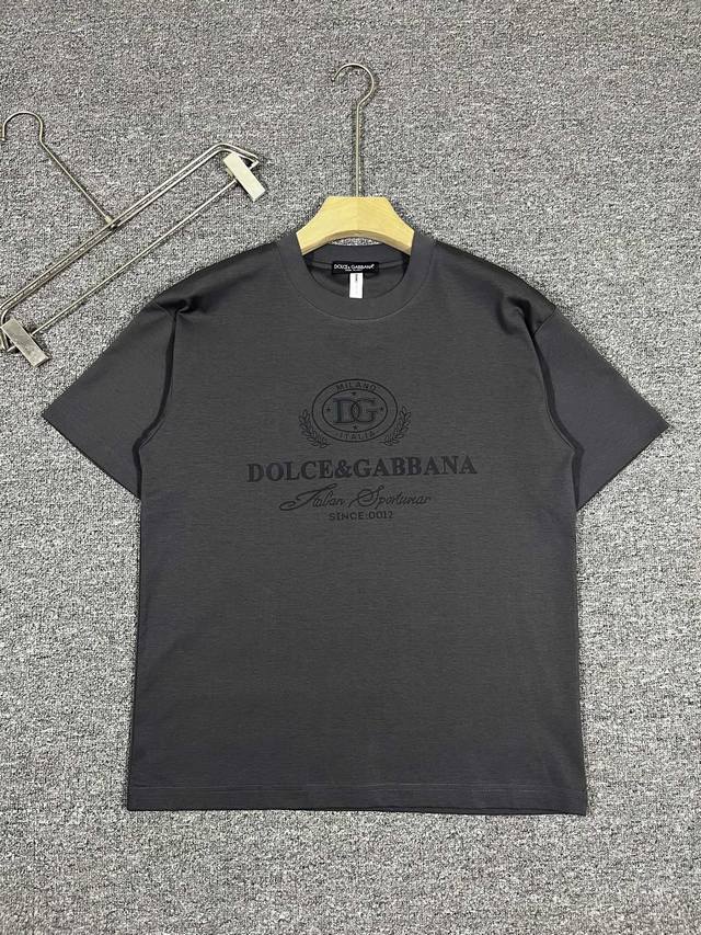 Dg 短袖系列 季度：2025春夏 颜色：黑色 白色 铁灰色 尺码: M-3Xl 版型：阔版 成份：液氨棉双面 工艺：图案设计采用数码直喷工艺经典元素与创新 每