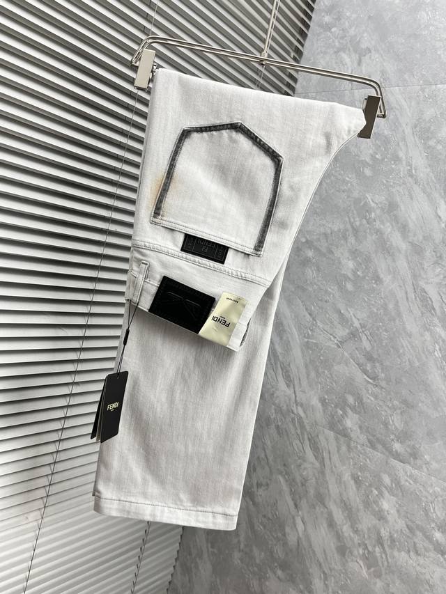 芬‘’ 宽松直筒 复古渐变牛仔裤 街头酷感必备 经典牛仔蓝搭配独特的渐变效果，颜色由深入浅的过渡自然，仿佛带着岁月的痕迹，复古感直接拉满。 直筒的版型不挑腿型，