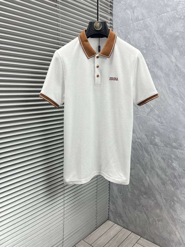 杰尼‘’ 2025 夏季新款男士翻领Polo衫，解锁意式优雅。领口设计是整件短袖的点睛之笔，简约线条勾勒出利落造型，标志性品牌Logo以精致的刺绣工艺呈现于胸前