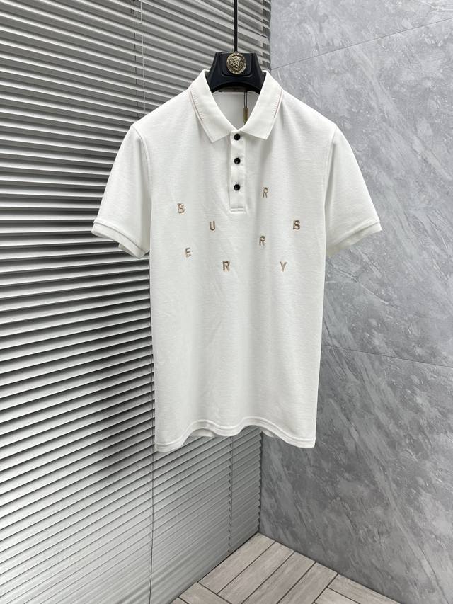 巴宝‘’2025 夏季新款男士翻领Polo衫，解锁意式优雅。领口设计是整件短袖的点睛之笔，简约线条勾勒出利落造型，标志性品牌Logo以精致的刺绣工艺呈现于胸前，