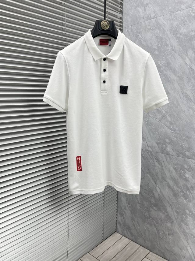Hg2025 夏季新款男士翻领Polo衫，解锁意式优雅。领口设计是整件短袖的点睛之笔，简约线条勾勒出利落造型，标志性品牌Logo以精致的刺绣工艺呈现于胸前，低调