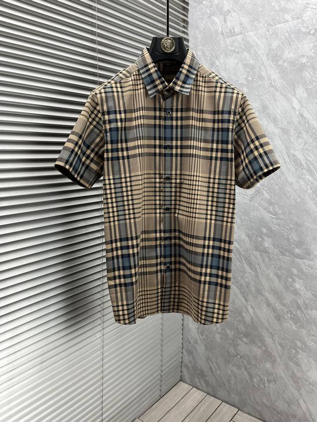 巴宝‘’春夏新款男士短袖衫，品牌最新设计元素！既不单调也不复杂,恰到好处的展现品味！客供顶级定制珠地棉面料！舒适吸汗透气根本不在话下,面料独具的高奢感呈现简约优
