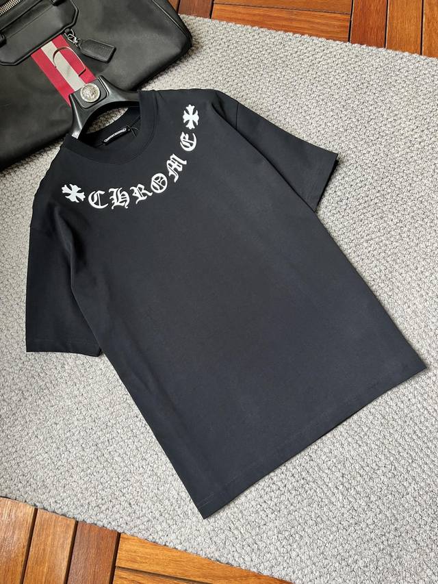 克罗家 巴宝莉短袖 底色沉稳又大气，正面的图案醒目又独特，给人一种强烈的视觉冲击 。穿着舒适自在，S-Xxl