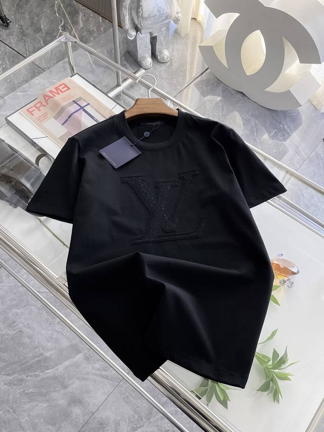 Lv 高定面料 玉蚕丝般的丝滑 2025春夏新品上市时尚经典圆领短袖时尚单品设计，更加时尚舒适，高标准定制，上身非常有型，全新刺绣工艺， 客供辅料，客供进口高档