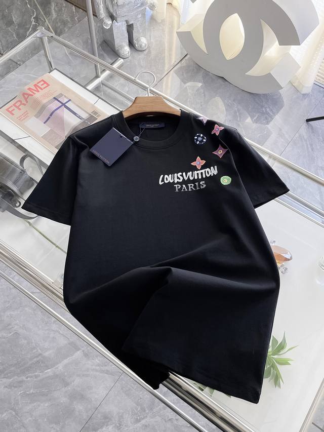 Lv 高定面料 玉蚕丝般的丝滑 2025春夏新品上市时尚经典圆领短袖时尚单品设计，更加时尚舒适，高标准定制，上身非常有型，人工手绘工艺， 客供辅料，客供进口高档