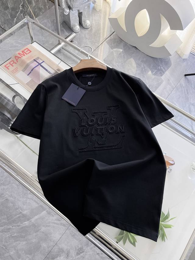 Lv 高定面料 玉蚕丝般的丝滑 2025春夏新品上市时尚经典圆领短袖时尚单品设计，更加时尚舒适，高标准定制，上身非常有型，全新刺绣工艺 客供辅料，客供进口高档面