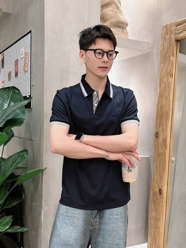 Dior夏季新品翻领Polo短袖 时尚单品设计，更加时尚舒适，高标准定制，上身非常有型，奢华品牌经典Logo图案 客供辅料，客供进口舒适透气面料质感非常细腻，细