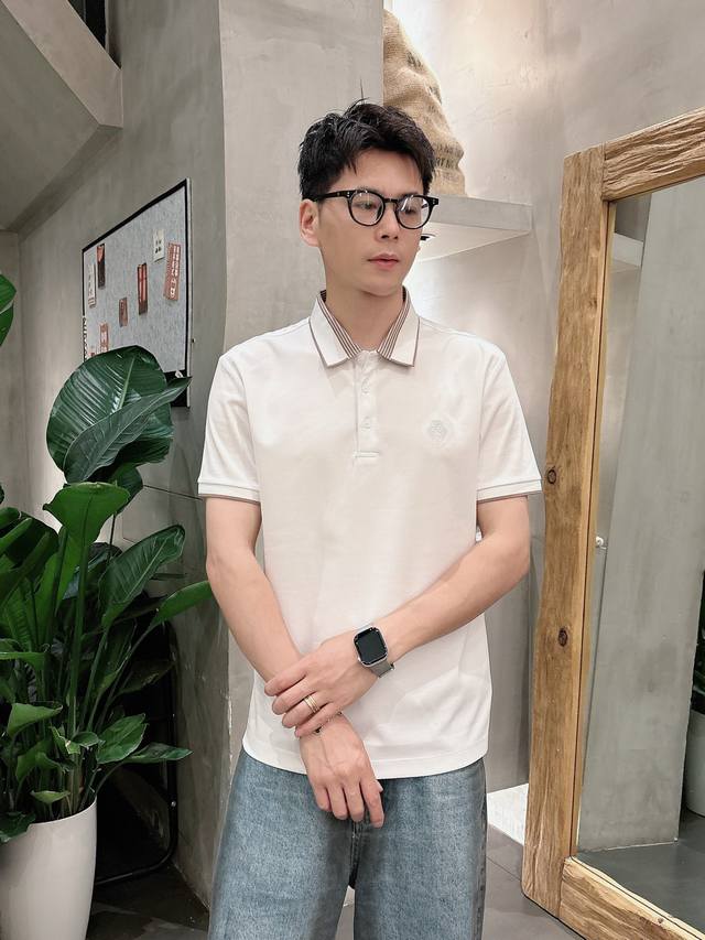 Lp夏季新品翻领Polo短袖 时尚单品设计，更加时尚舒适，高标准定制，上身非常有型，奢华品牌经典Logo图案 客供辅料，客供进口舒适透气面料质感非常细腻，细节工