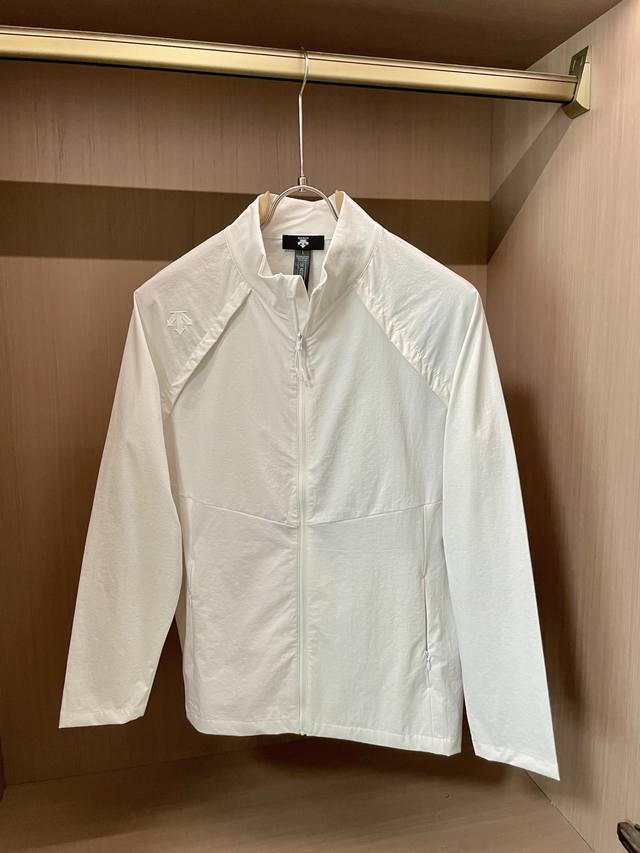 迪桑特 25Ss新款防晒服 经典款轻薄外套，高端定制风衣，时尚休闲防晒，穿着性极高，百搭款！定制定纺的防晒面料具有良好的弹性和透气性，手感软糯舒适，款式简约而时