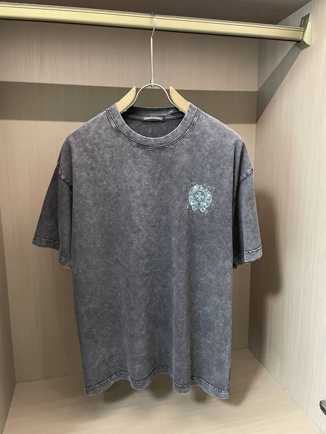 克罗心 2025春夏款 官网同步 面料采用纯棉精梳棉面料，做旧处理，上身效果宽松休闲，宽松版型，日常衣橱必备单品！男女同款 尺码 M-2Xl
