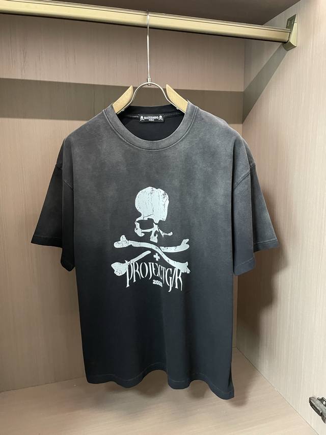 Mmj 2025春夏款 官网同步 面料采用纯棉精梳棉面料，做旧处理，上身效果宽松休闲，宽松版型，日常衣橱必备单品！男女同款 尺码 M-2Xl
