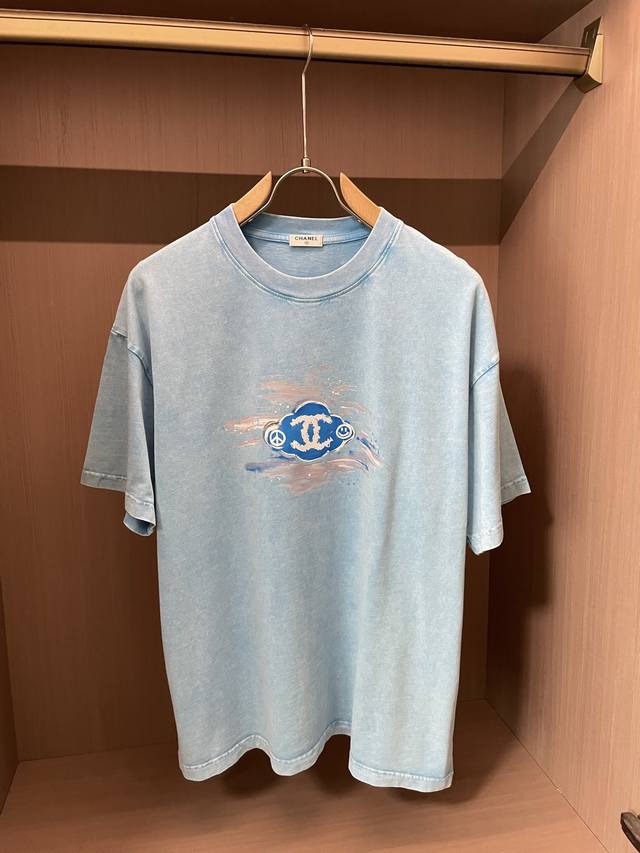 Chanel 2025春夏款 官网同步 面料采用纯棉精梳棉面料，做旧处理，上身效果宽松休闲，宽松版型，日常衣橱必备单品！男女同款 尺码 M-2Xl