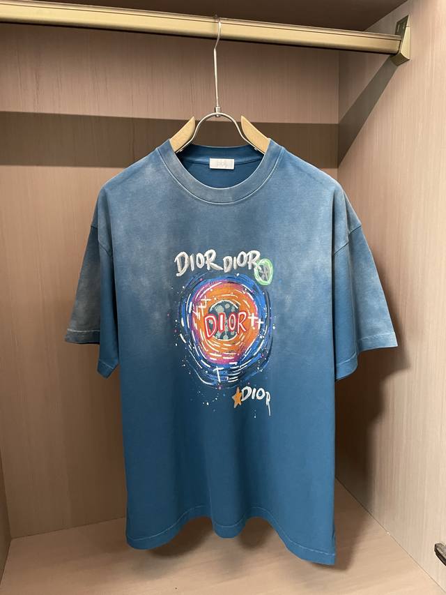 Dior 2025春夏款 官网同步 面料采用纯棉精梳棉面料，做旧处理，上身效果宽松休闲，宽松版型，日常衣橱必备单品！男女同款 尺码 M-2Xl