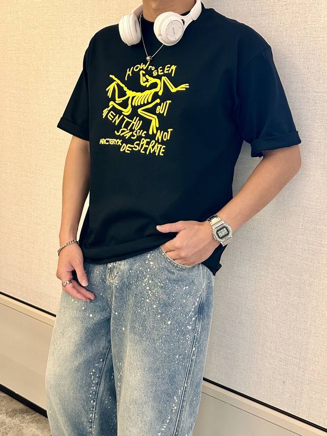 始祖鸟 2025春夏款 官网同步 面料采用重磅纯棉精梳棉面料，Os宽松版型，上身版型超正！日常百搭，衣橱必备单品！ 尺码 S-3Xl 版型偏大 码数 部位