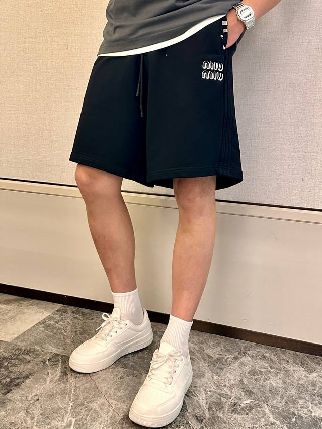 Miumiu 2025夏季短裤！经典爆款，百搭松紧腰休闲五分裤！！上身效果无敌好看松紧腰 两侧插袋 面料采用客供定织高支纯棉料，上身透气，柔软亲肤，手感细腻、