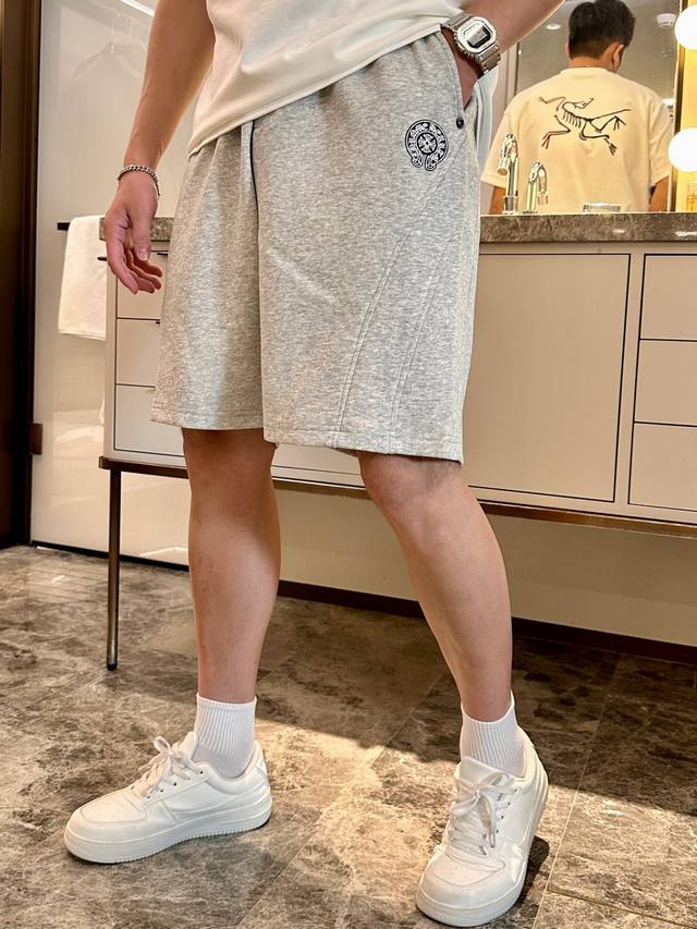 克罗 2025夏季短裤！百搭松紧腰休闲五分裤！松紧腰 两侧插袋 面料采用客供定织高支纯棉料，上身透气，柔软亲肤，手感细腻、 腰部针织松紧腰加抽绳，上身不用担心过