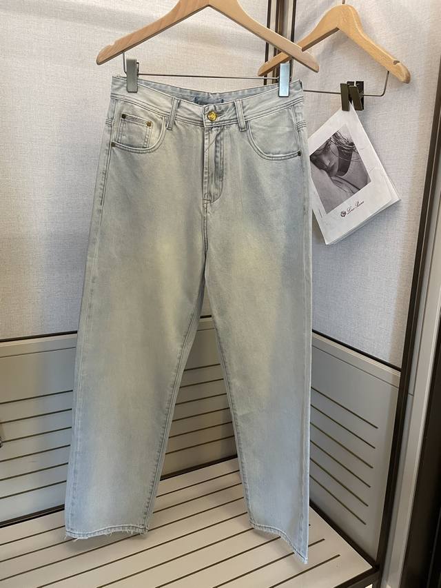Loewe 专柜最新同款牛仔裤 面料版型做工绝绝子 好穿不挑身材在搭配上没有太多的限制 随意简洁的衬托其他单品，来展现自己的风格姿态～ 可以百搭任何风格的单品，