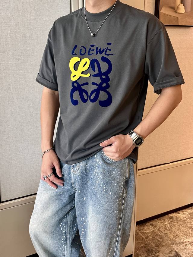 Loewe 2025春夏款 官网同步 面料采用重磅纯棉精梳棉面料，Os宽松版型，上身版型超正！日常百搭，衣橱必备单品！ 男女同款 尺码 S-3Xl 版型偏大2个