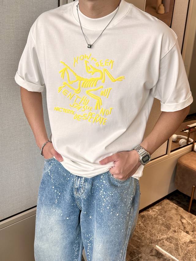 始祖鸟 2025春夏款 官网同步 面料采用重磅纯棉精梳棉面料，Os宽松版型，上身版型超正！日常百搭，衣橱必备单品！ 男女同款 尺码 S-3Xl 版型偏大2个码