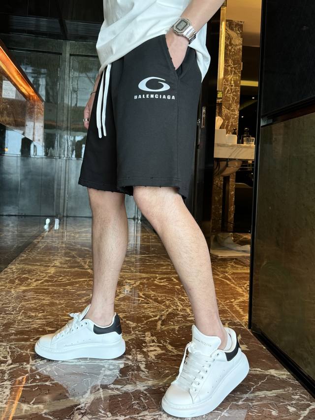 巴黎世家 2025夏季短裤！百搭松紧腰休闲五分裤！松紧腰 两侧插袋 面料采用客供定织高支纯棉料，上身透气，柔软亲肤，手感细腻、 腰部针织松紧腰加抽绳，上身不用担